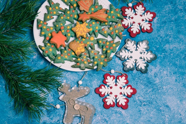 写真 手作りのクリスマスジンジャーブレッド松の枝とクリスマスの装飾が施されたプレート