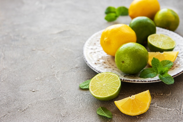 Foto piatto con limoni e lime