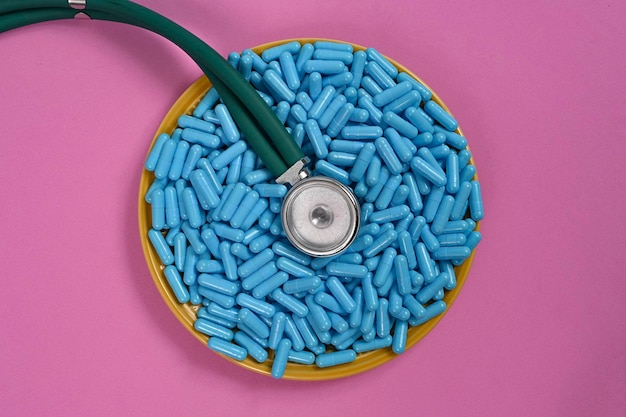 Foto piastra con capsule di farmaci e stetoscopio