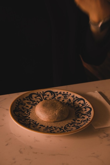 Photo a plate with a pastry on it sits on a table