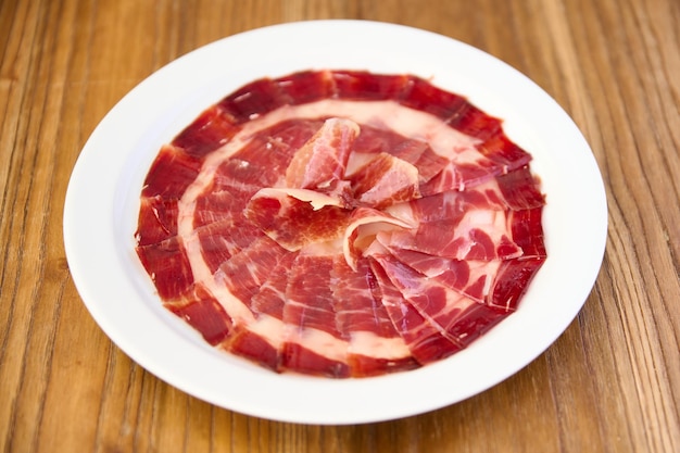 Piatto con prosciutto iberico affettato