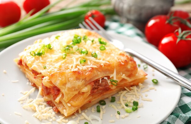 Piastra con gustose lasagne sul tavolo