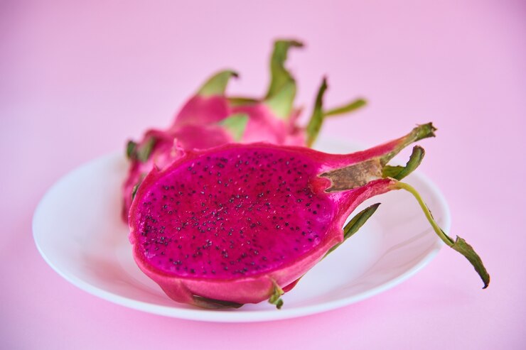 열대 이국적인 용 과일 pitaya 영양 잘 익은 원시 아시아 과일 맛있는 접시