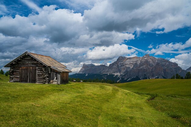 Corvara와 San Cassiano 사이의 Dolomites 심장부에 있는 Pralongia 고원