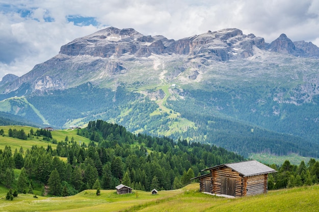 Corvara와 San Cassiano 사이의 Dolomites 심장부에 있는 Pralongia 고원