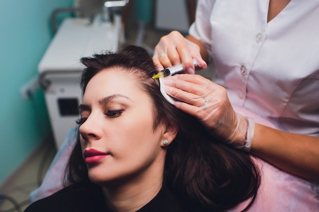 Procedura di iniezione di plasma ricco di piastrine. stimolazione della crescita dei capelli. processo di terapia prp.