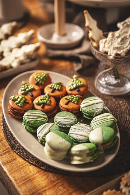 Platen met prachtig versierde kerstmacarons