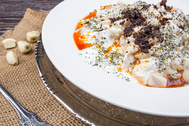 Platen van traditionele Turkse gerechten. Manti met tomatensaus