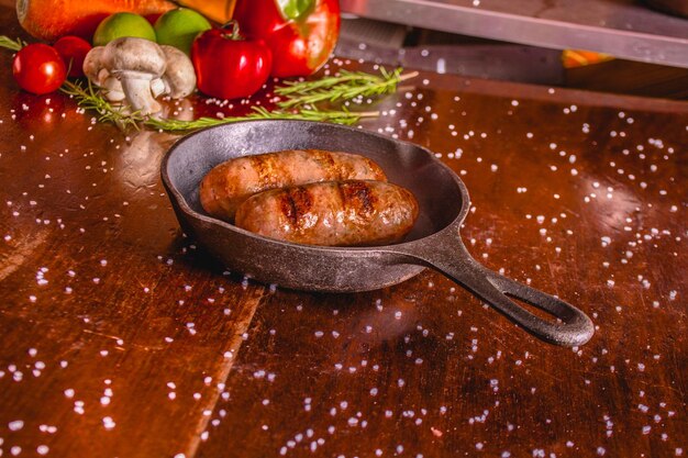 PLATEN VOEDSEL IN EEN PAN OP EEN RESTAURANTTAFEL