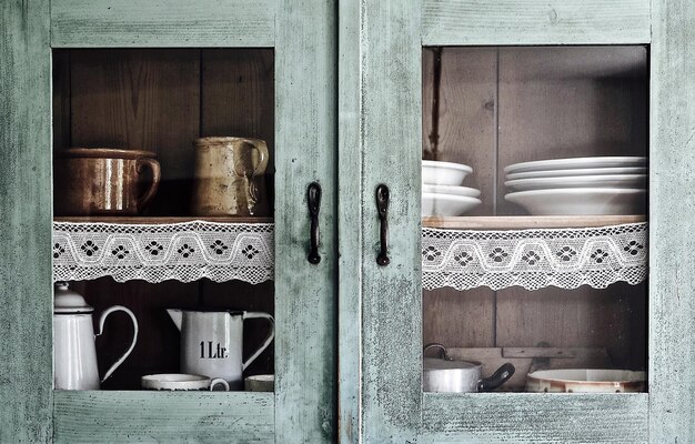 Foto piatti e contenitori in armadio a casa