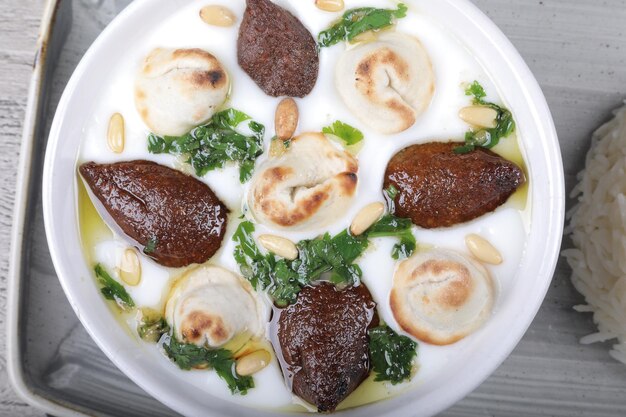 Piatti antipasto di cibo libanese carne fritta immersa nello yogurt con noci fritte foto gratuite