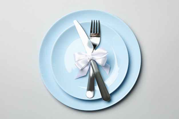 Plates with cutlery and bow