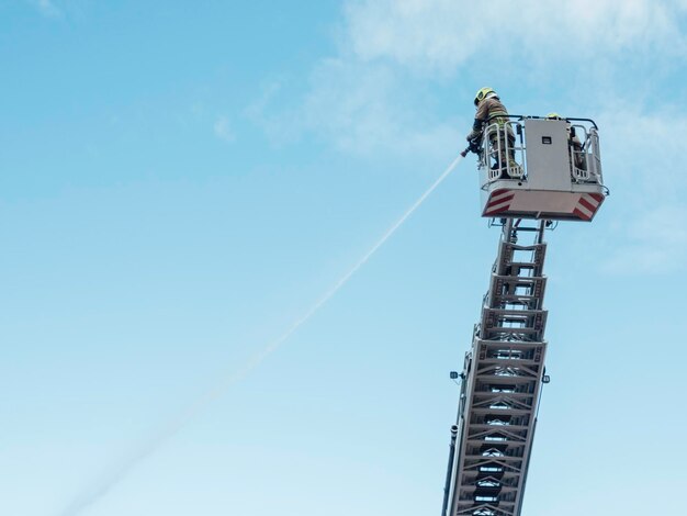 写真 かごから水を注ぐ火事で消防士が救助に使用するプラットフォーム