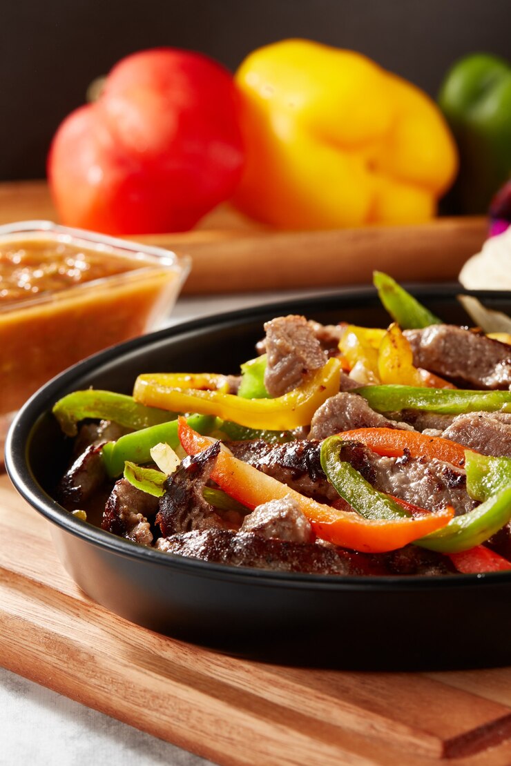 Platillo mexicano fajitas de res con pimientos o alambre de res (Мексиканский плоток из фиджи)