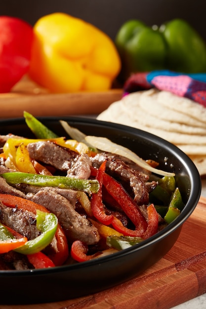 Platillo mexicano fajitas de res con pimientos o alambre de res