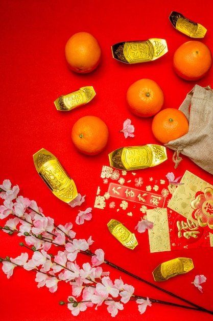 Platliggend model voor vakantie Chinees nieuwjaar rood pakje en gouden accessoires bloeien en maanfestivalachtergrond, betekent rijk of rijk en geluk.