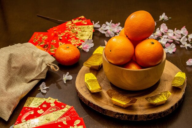 Platliggend model voor vakantie Chinees nieuwjaar rood pakje en gouden accessoires bloeien en maanfestivalachtergrond, betekent rijk of rijk en geluk.