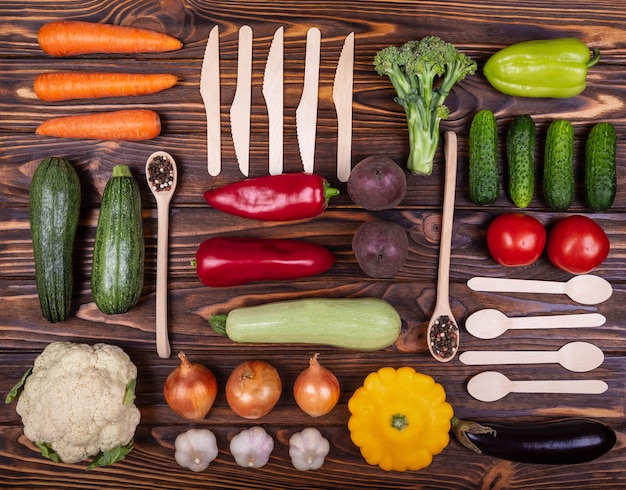 Platliggend uitzicht op verschillende kleurrijke rauwe veganistische voedselknollen