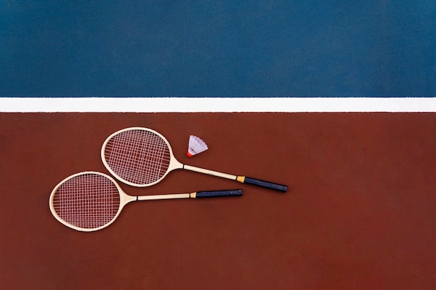 Foto platliggende badmintonuitrusting op het veld