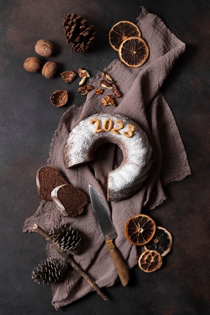 Platliggende heerlijke cake voor het nieuwe jaar