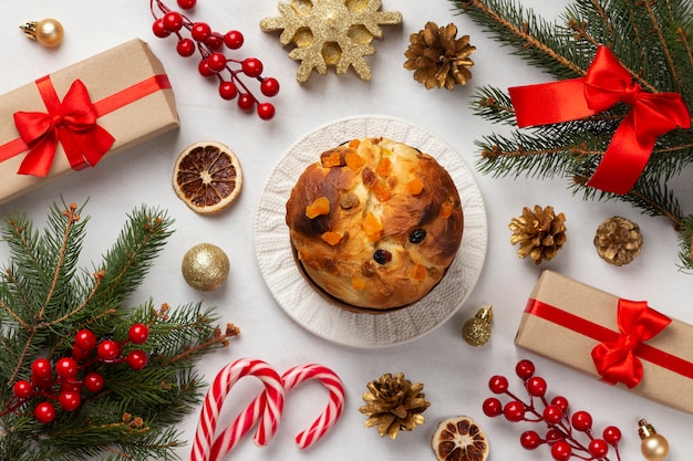 Platliggende kerstpanettone en geschenken