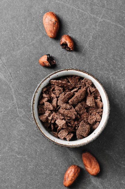 Platliggende rauwe gefermenteerde biologische cacaobonen voor chocolade