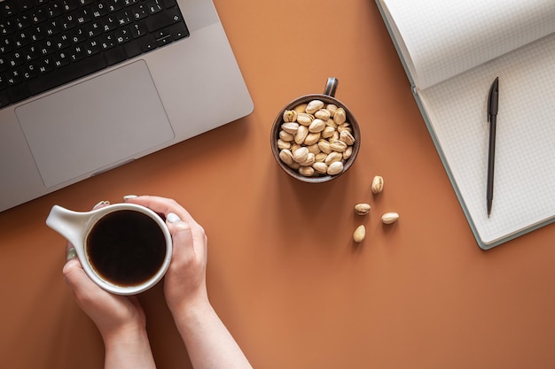 Platliggende werkplek met computerkladblok en koffie