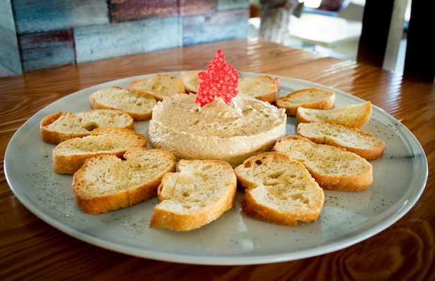 Foto platone con razza di comida