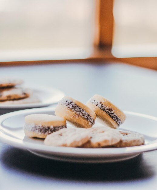 Foto plato met varios alfajores de maicena bien argentinos