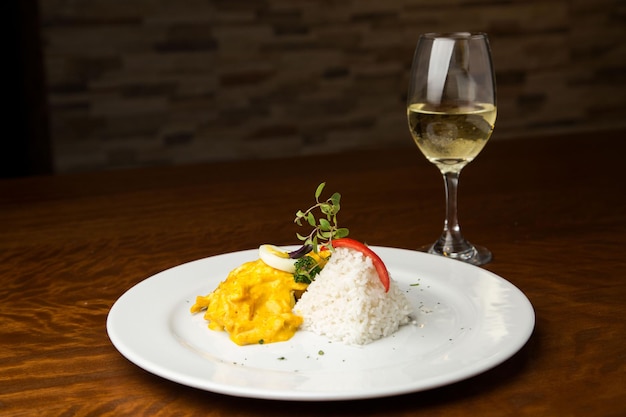 Platos tipicos del Peru en una mesa de madera.