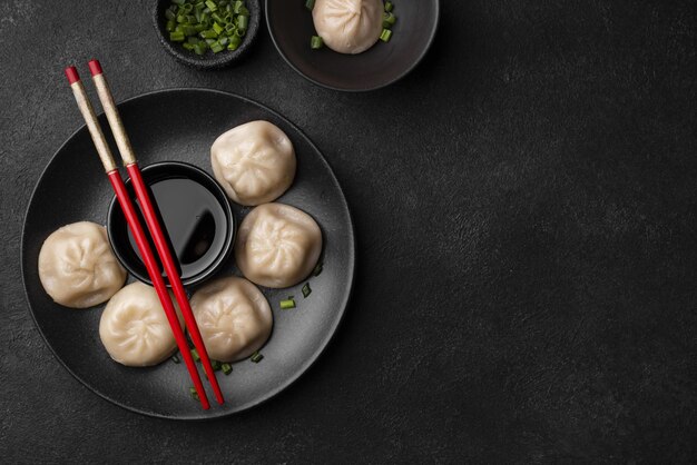 platte Aziatische dumplings met eetstokjes kopieer ruimte hoge kwaliteit en resolutie mooie foto concept