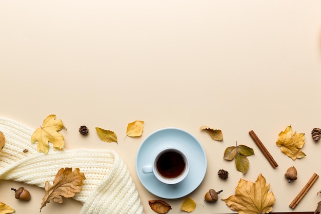 Platte compositie met kleurrijke herfstkop koffie en bladeren op een kleurrijke achtergrond