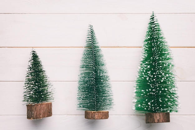 Platte lay compositie met kerstbomen op gekleurde achtergrond Bovenaanzicht met kopieerruimte