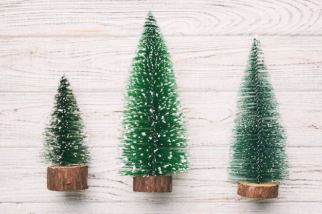 Platte lay compositie met kerstbomen op gekleurde achtergrond Bovenaanzicht met kopieerruimte
