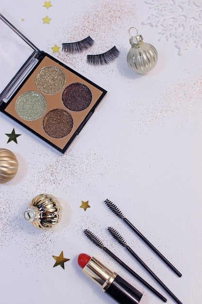 Platte lay compositie met make-up producten en kerst decor op witte achtergrond. Sjabloon voor ontwerp, bovenaanzicht Flat Lay Kopieer ruimte.