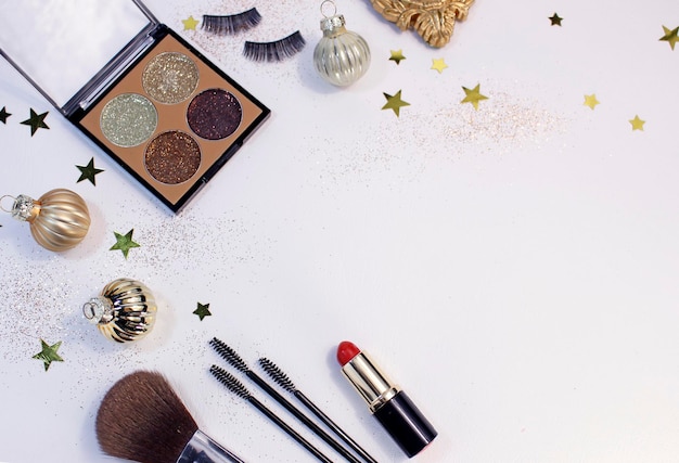 Platte lay compositie met make-up producten en kerst decor op witte achtergrond. Sjabloon voor ontwerp, bovenaanzicht Flat Lay Kopieer ruimte.