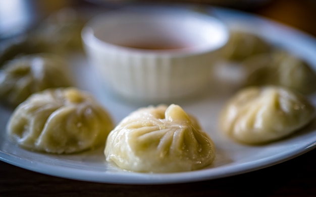 platte lay-out van heerlijk fastfood Momo of dumplings in Kathmandu Nepal
