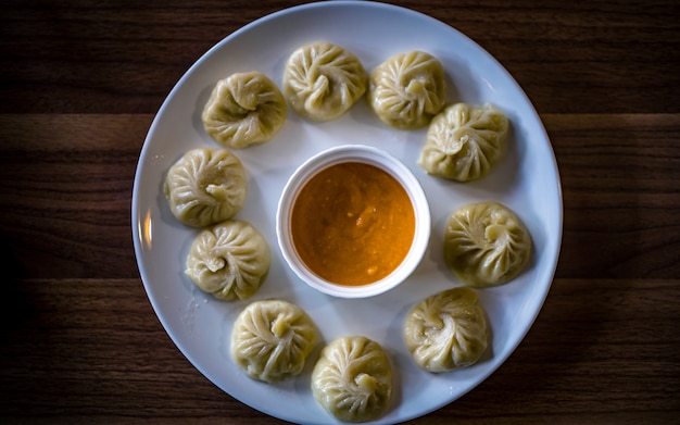 platte lay-out van heerlijk fastfood Momo of dumplings in Kathmandu Nepal