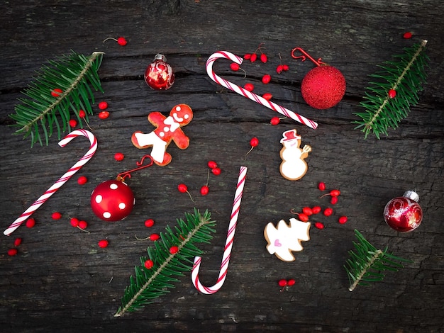 Platte lay van rode en witte kerstversieringen bestaande uit snoep kanes gemberbroodrood lint