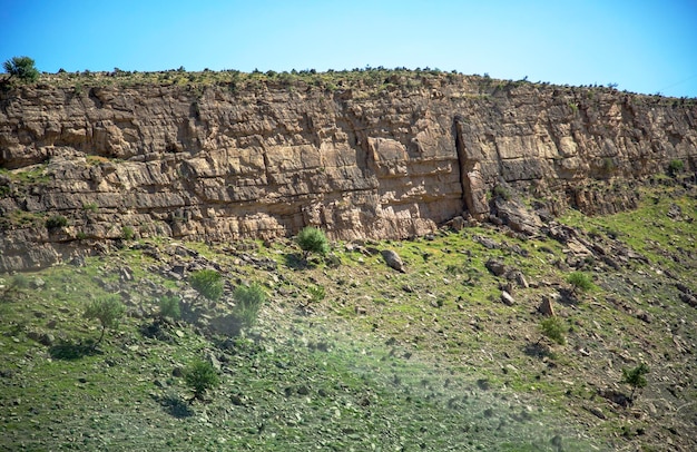 Platte stenen klif in de steppe