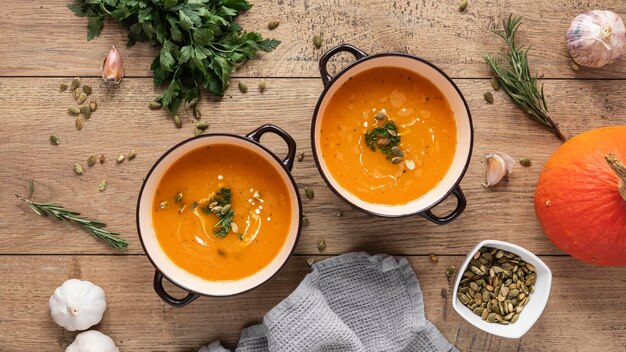 platte voedselingrediënten met pompoensoep