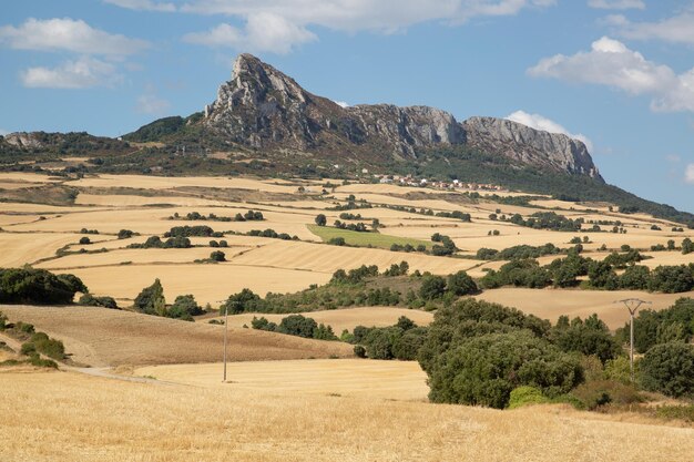 Platteland en heuvels in de buurt van Lapoblacion Village, Navarra, Spanje