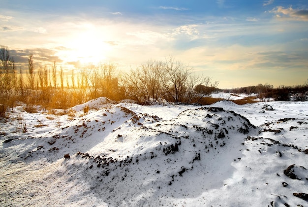 Platteland in de winter bij de heldere zonsopgang