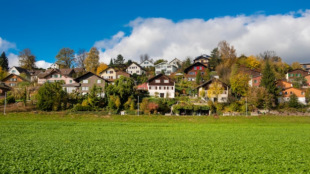 Plattelandsgebied met blauwe hemel