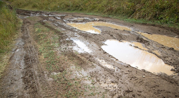 Plattelandslandschap met een modderige weg