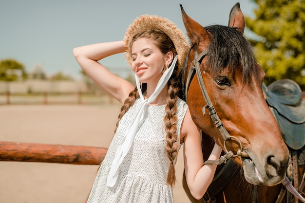 Plattelandsveedrijfster met een paard op een landbouwbedrijf