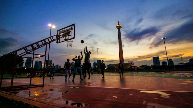 Play basketball in the afternoon