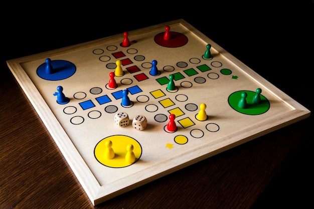 Играть в игру Ludo кости все еще жизнь качается