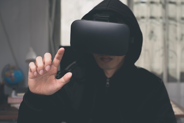 ゲームをしたり、映画を見たり、VRメガネ、3D画像、仮想世界のメタバースを使用したりする