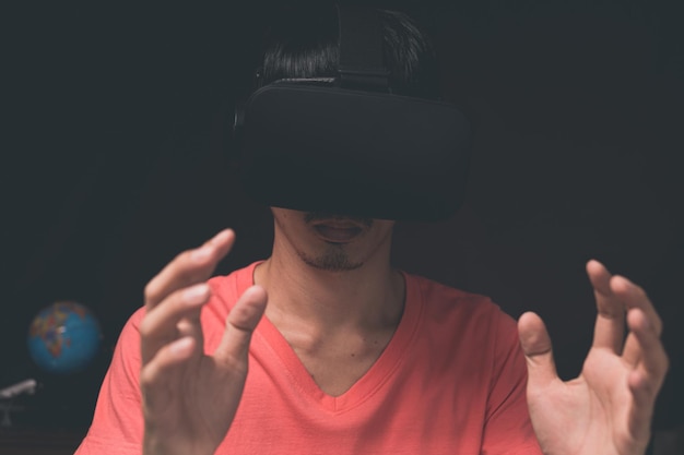 ゲームをしたり、映画を見たり、VRメガネ、3D画像、仮想世界のメタバースを使用したりする